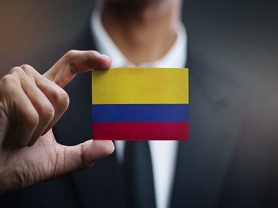 Empresario sosteniendo bandera de Colombia