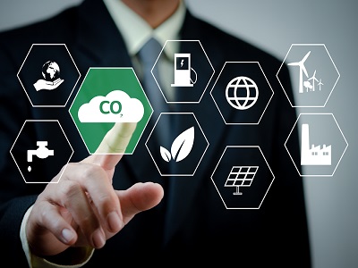 Empresario eligiendo en pantalla un icono alusivo a la sostenibilidad