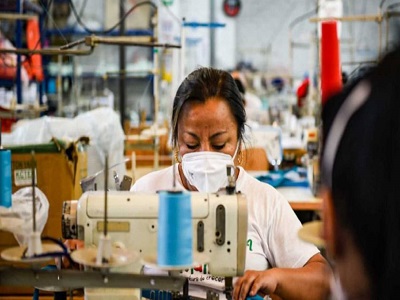 Mujer trabajando en máquina de coser