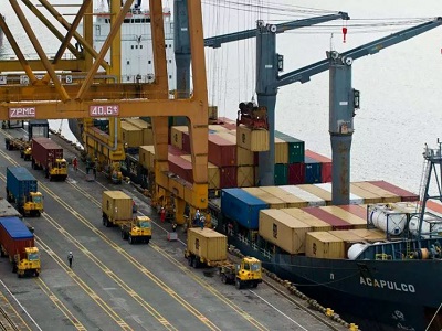 Puerto con contenedores para exportación