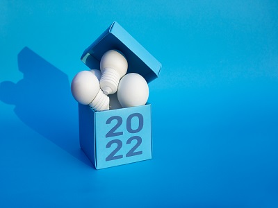 Caja con bombillos y letrero 2022
