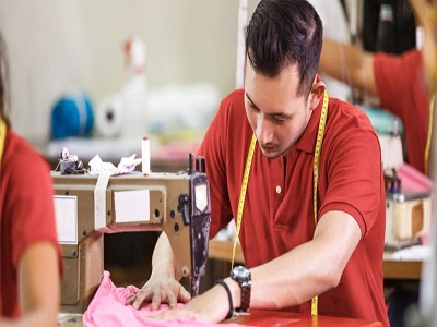 Hombre trabajando en una máquina de coser